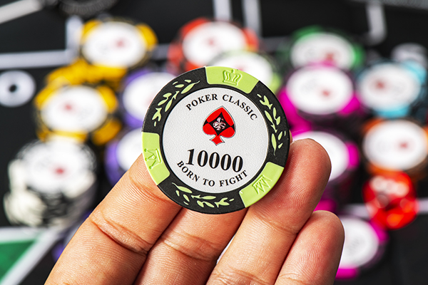 Chip poker tanah liat klasik dengan nilai nominal 10.000 VND