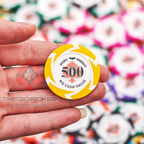 Chip poker dark knight mệnh giá 500 được thiết kế màu vàng nổi bật