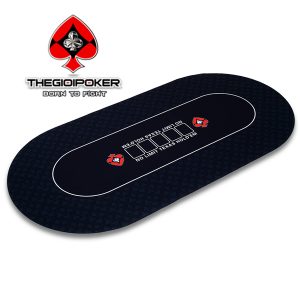 Bề Mặt Thảm Được Thiết Kế Màu Đen Kết Hợp Logo Lá Bài Nổi Bật Và Sang Trọng