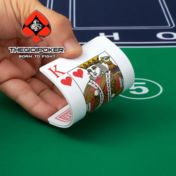 Bài poker Roman được làm 100% plastic chống cong vênh và hạn chế đánh dấu bài