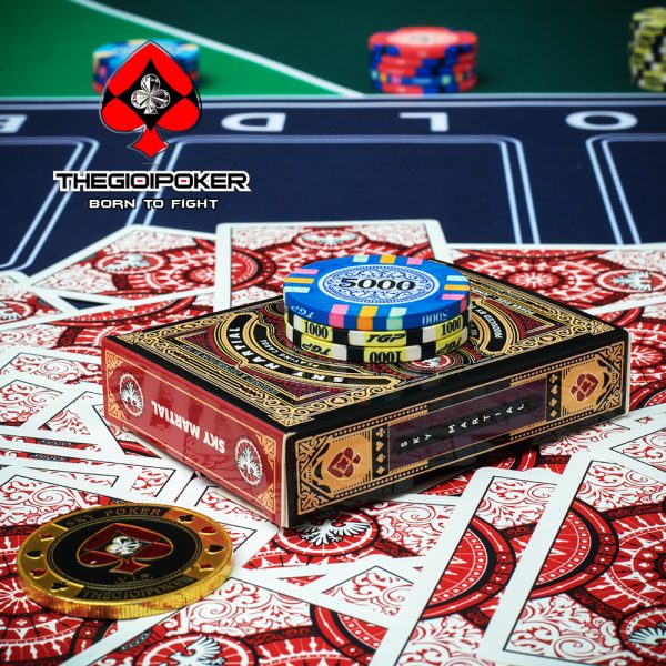 Bài poker martial màu đỏ nổi bật