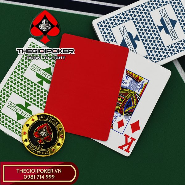 Bài poker được làm từ 100%plastic chống cong vênh, kháng nước và độ bền cao