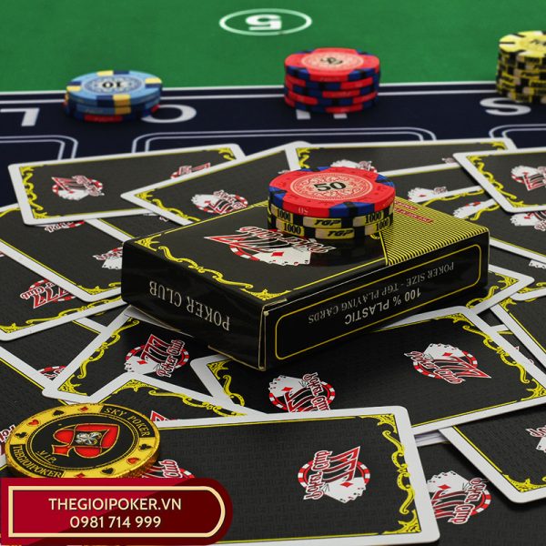 Mỗi bộ bài poker đều được đóng trong hộp giấy cứng sang trọng