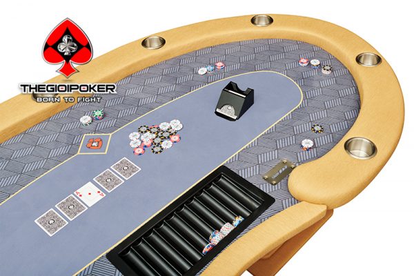 Mặt bàn poker được làm từ vải chuyên dụng gaming suede cho bề mặt láng mịn, kháng nước và chống cháy lan an toàn