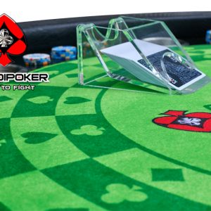 Mặt bàn poker được làm từ vải chuyên dụng có khả năng kháng nước và chống cháy lan an toàn