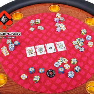 Bàn poker tròn có thể ngồi từ 6 đến 8 người
