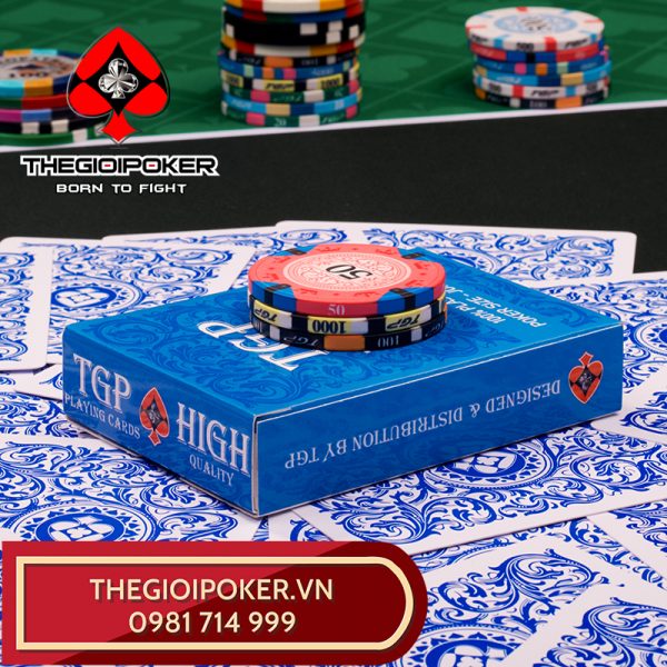 Mội bộ bài poker RIO được đựng trong hộp giấy cứng sang trọng