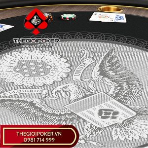 Mặt bàn poker được làm từ vải chuyên dụng có khả năng kháng nước và chống cháy lan an toàn