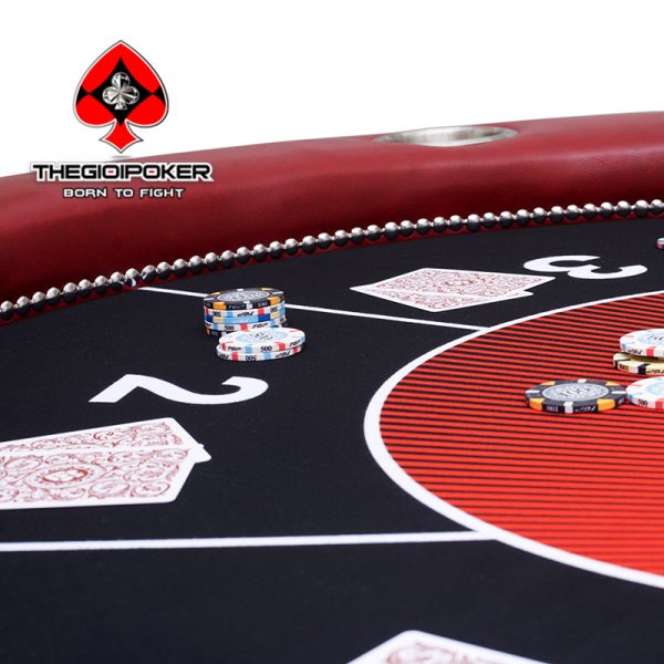 Mặt bàn poker được làm từ vải chuyên dụng gaming suede cho bề mặt láng mịn, kháng nước và chống cháy lan an toànMặt bàn poker được làm từ vải chuyên dụng gaming suede cho bề mặt láng mịn, kháng nước và chống cháy lan an toàn