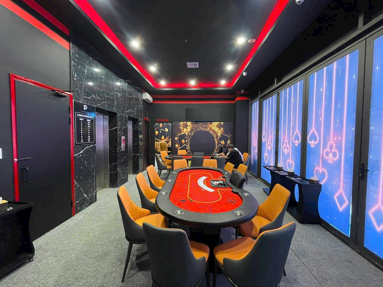 Setup bàn ghế chơi poker cùng Poker Sài Gòn